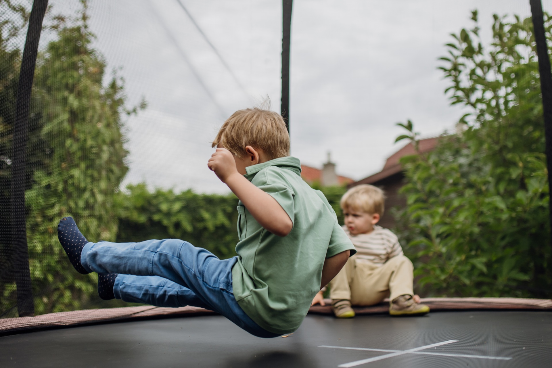 Børn på trampolin