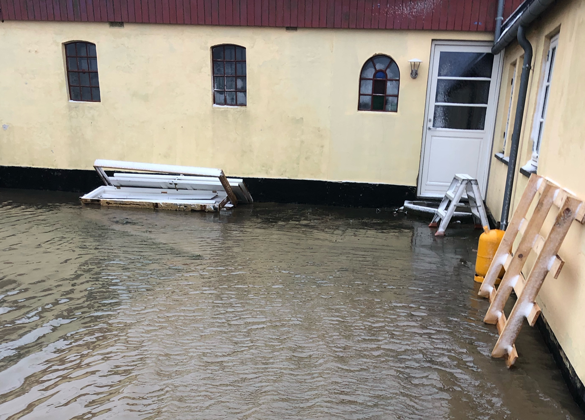 Oversvømmet gårdsplads