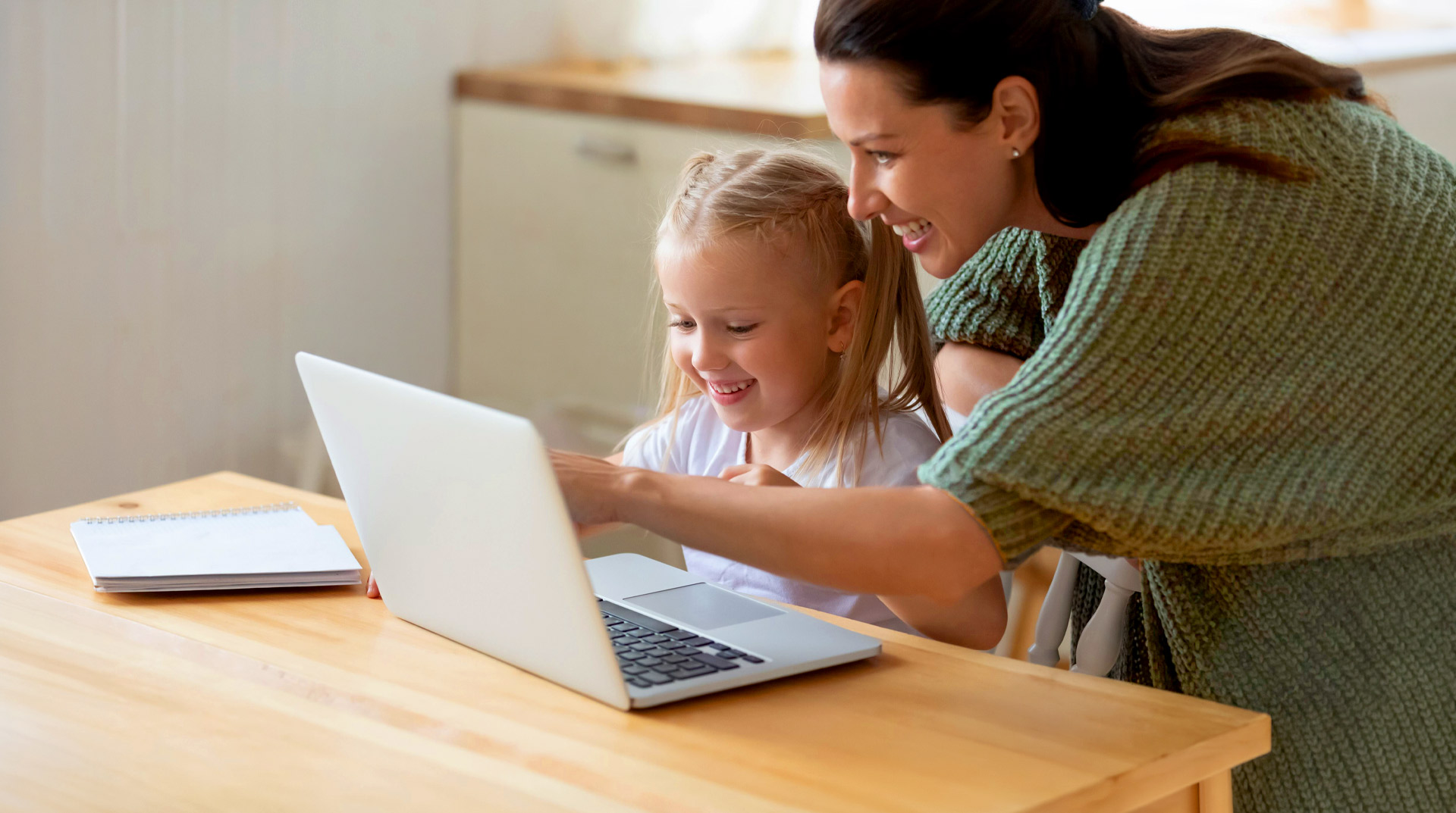 mor-og-datter-laptop-forside